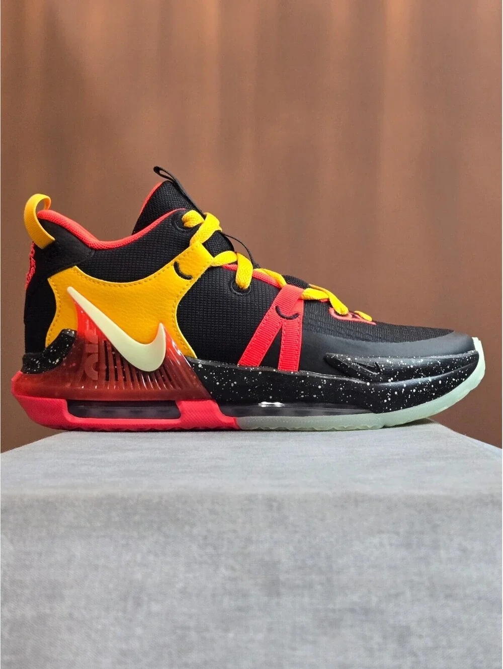 Nike LeBron Witness VII 7 - Black / Barely Volt (DQ8650-001) Youth Size 5Y NEW